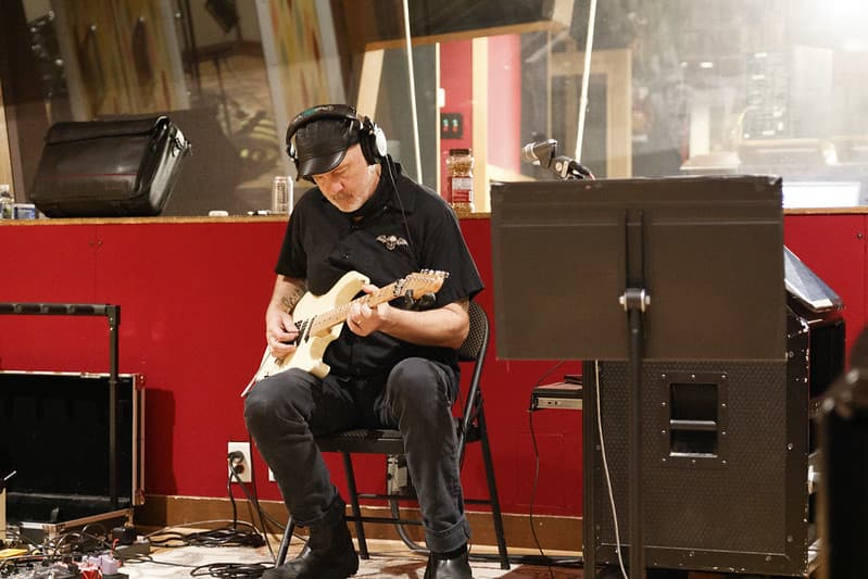 mike simmons playing guitar
